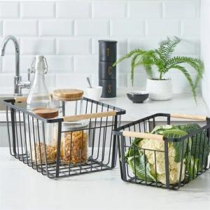 CESTO METAL CON ASA DE MADERA 35x24.5x15CM NEGRO